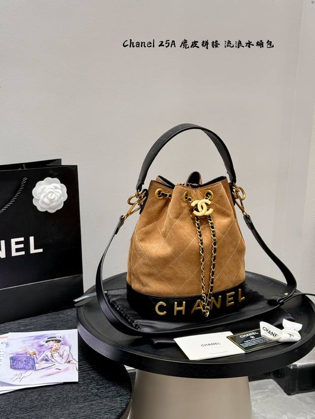 配礼盒 Chanel 香奈儿 新款麂皮拼接 抽口流浪 水桶包 搭配双条肩带 真是绝美呀 可腋下可斜挎单肩， 上身后超显大气. 小巧实用 超级百搭必备单品 尺寸