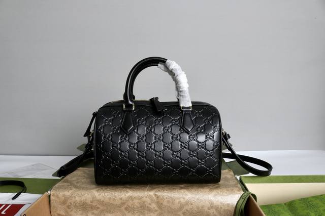 跑量价 简介:Gg Emblem系列枕头包。这款购物袋Gg图案和条纹织带这两种品牌颇有辨识性的元素融合成经典搭配,Ophidia世界的演化之路从未止息,加入别出 跑量价 简介:Gg Emblem系列枕头包。这款购物袋Gg图案和条纹织带这两种品牌颇有辨识性的元素融合成经典搭配,Ophidia世界的演化之路从未止息,加入别出