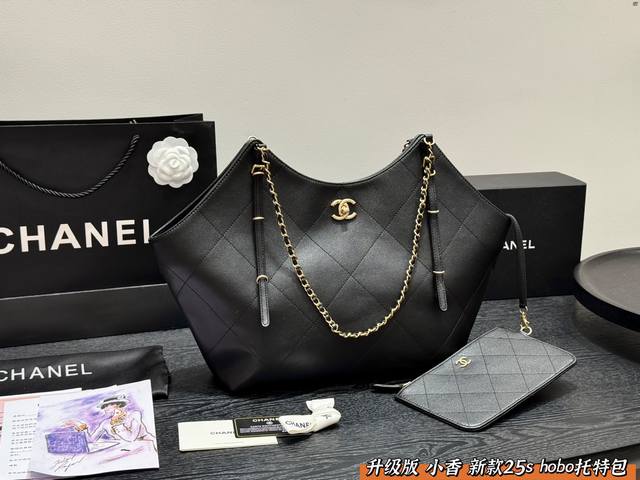 带盒子 升级版 尺寸31*33Cm Chanel 香奈儿 25S Hobo托特包 走秀款 被权志龙种草的大！ 看见他背的时候就心动了。好看又能装！上身超有范 搭