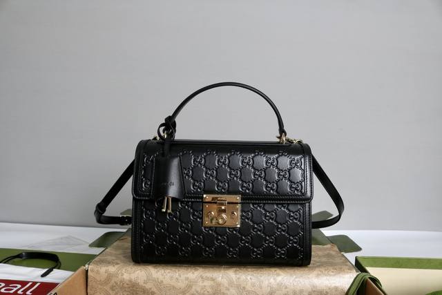 跑量价 简介：Gg Emblem系列托特包。这款购物袋Gg图案和条纹织带这两种品牌颇有辨识性的元素融合成经典搭配，Ophidia世界的演化之路从未止息，加入别出