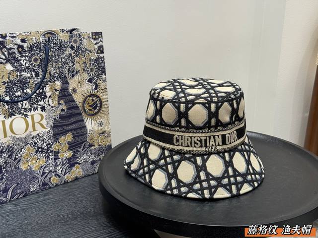 带盒子 这个秋天一定要有的迪奥Dior藤格渔夫帽 每年夏季渔夫帽是衣柜里必有的 看似难驾驭戴上美绝了 不论穿什么风格的衣服 戴上就是点睛之笔 恰到好处的帽檐挡脸