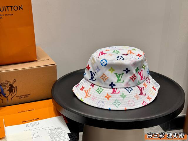 折叠盒子 Lv白三彩渔夫帽 渔夫帽的版型，不仅能修饰各种脸型，还为你增添一份随性与自在。宽大的帽檐，有效遮挡阳光，兼具时尚与实用。黑三彩的图案在帽身绽放，无论是