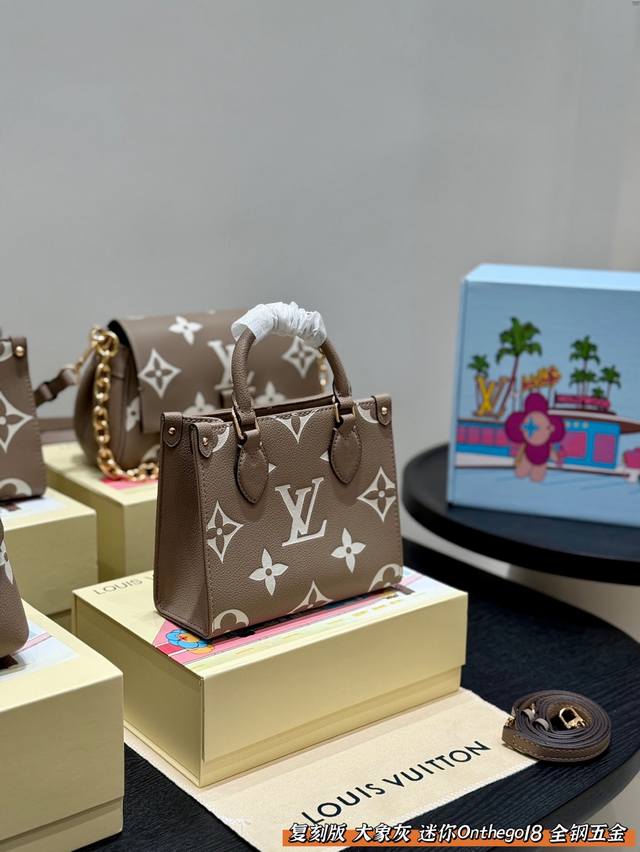 折叠礼盒 复刻版！全钢五金 Size：迷你18*15Cm Mini压花丛林托特质量超好 懂货来 整个包都是牛皮品质 真的是太高级啦！ 冰淇淋色大象灰 这个颜色太