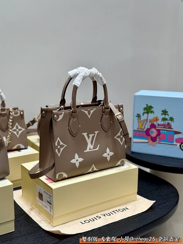 礼盒包装 复刻版 全钢五金 Size：25*18Cm 小号 Lv新色系压花丛林托特包 整个包都是品质拉满 真的是太高级啦！ 大象灰色 这个颜色太惊艳啦！ 搜索