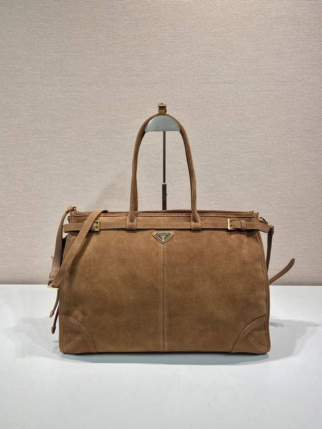 特级原厂配专柜包装Lussolf绒皮1Ba439特大号 这款手提斜挎包采用进口绒皮 磨砂皮 ，古典的色泽散发出古典气息，配有一条可拆卸调节的长肩带，方便不同场合