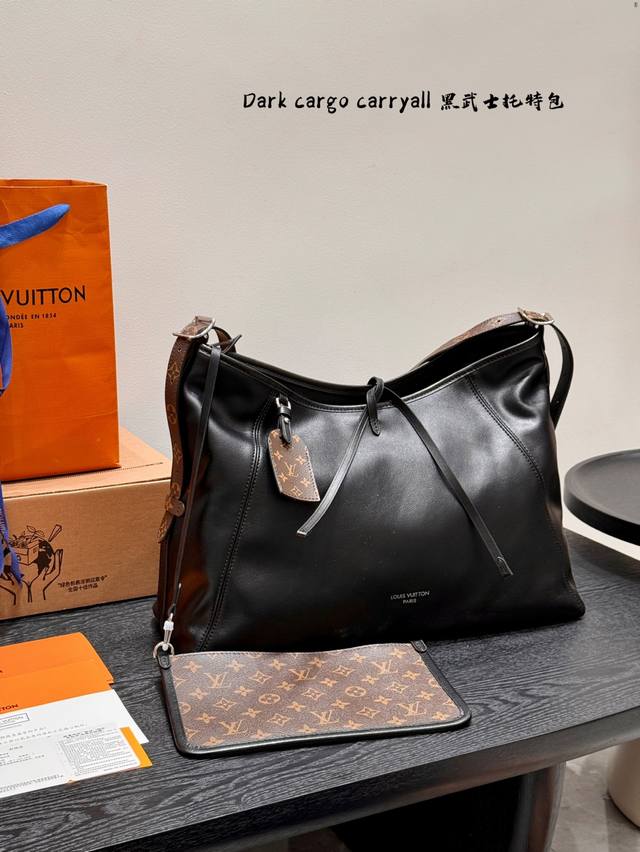 全套包装 带芯片！升级版！ Size 39*30Cm Lv 新款Carryall黑武士Tote链条购物袋 Lv新出的全黑色Dark Cargo Carryall