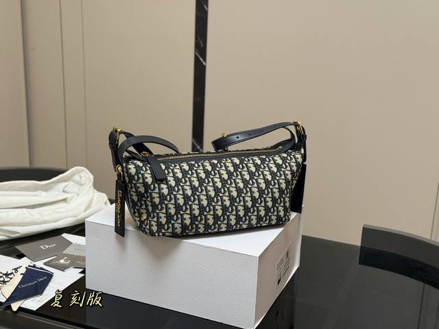 帆布牛皮 配盒 Size：28.13Cm 迪奥 新品抢先看Hobo 谁能顶得住 超绝松弛感Hob包型 新款D-Journey率性优雅