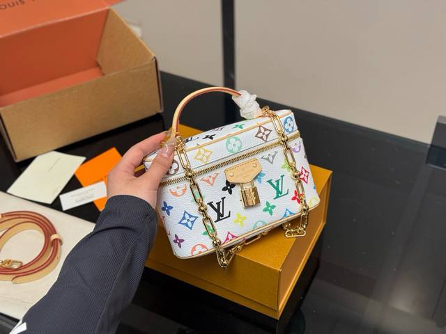 折叠盒飞机盒 原版来啦 Lv Nice Vanity化妆包 原版五金 Size:19*12Cm 搭配原版肩带 一宽一细 折叠盒飞机盒 原版来啦 Lv Nice Vanity化妆包 原版五金 Size:19*12Cm 搭配原版肩带 一宽一细