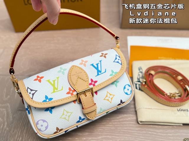 飞机盒钢五金芯片版 Lv Diane Nano 新款迷你法棍包 上身不会让人失望的好看太值了 包低调又不失个性 使用频率会很高的一款包包啦~ 尺寸: 19×10 飞机盒钢五金芯片版 Lv Diane Nano 新款迷你法棍包 上身不会让人失望的好看太值了 包低调又不失个性 使用频率会很高的一款包包啦~ 尺寸: 19×10