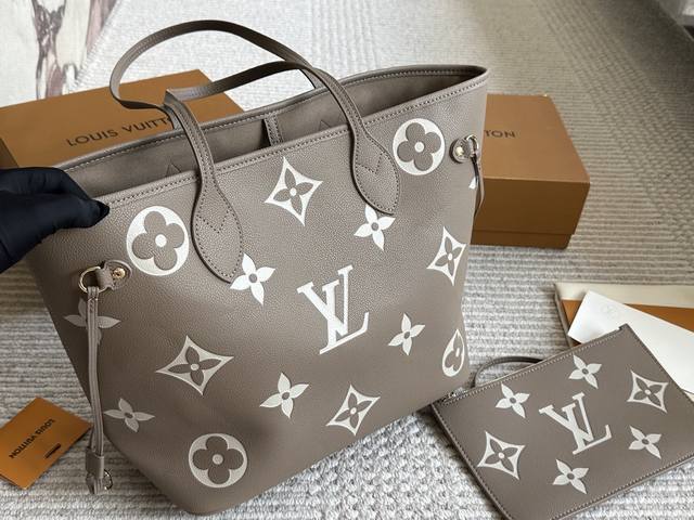 Lv Neverfull购物袋 N41605Lv 家的经典王牌，超大容量的设计作为妈咪包和Ol通勤都是妥妥 滴,出镜率 最高的包款。条纹内衬完全不单调沉闷，设计