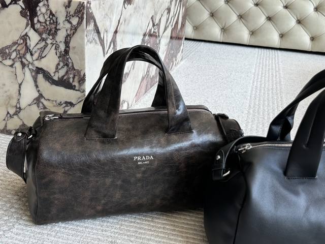 Size:36 15Cm Prada 2025最新系列 感觉真的会火呢 两个颜色好难选择 简简单单的很高级! Size:36 15Cm Prada 2025最新系列 感觉真的会火呢 两个颜色好难选择 简简单单的很高级!