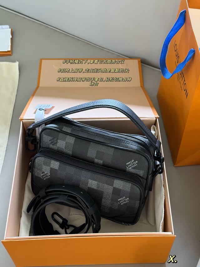 配盒 Size：25*17.5Cm L家 Nil邮差包 来新款了， 有没有很中古的味道！ √斜挎 单肩 手提三合一 解锁百变背法，轻松 Hold住各种场合 Ip