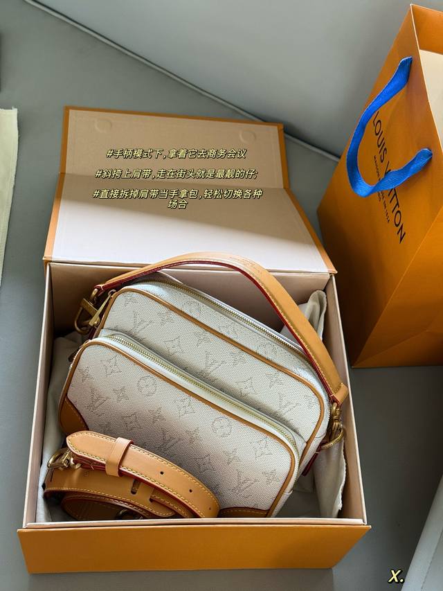 配盒 Size：25*17.5Cm L家 Nil邮差包 来新款了， 有没有很中古的味道！ √斜挎 单肩 手提三合一 解锁百变背法，轻松 Hold住各种场合 Ip