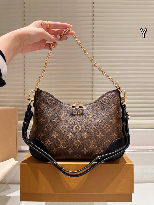 复刻版 配丝巾 Lv 路易威登｜Boulogne牛角包 新款的 Boulogne Size 对比之前小了，但完全不影响它的容量。设计上多加了金色链条 发8，增添