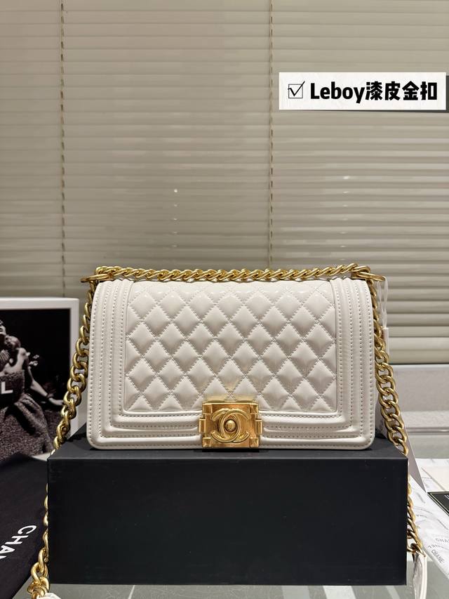 漆皮 Chanel Leboy 迷你版的 23A Leboy 真的是精致可爱的到爆炸 这个迷你尺寸是从23S开始回归的 但是这一款23A还是荔枝纹牛皮萎格纹配金