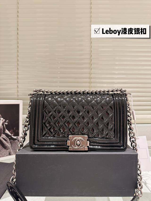 漆皮 Chanel Leboy 迷你版的 23A Leboy 真的是精致可爱的到爆炸 这个迷你尺寸是从23S开始回归的 但是这一款23A还是荔枝纹牛皮萎格纹配金