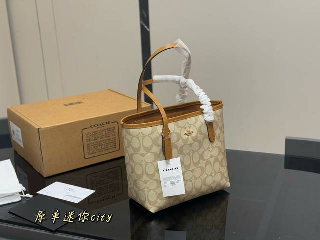 顶级版 配盒 Size：22*20Cm 超级轻便 蔻驰 新款Mini托特 City23这个尺寸太友好啦 之前觉得Tote太大的姐妹 现在出了新款大小 真香预警