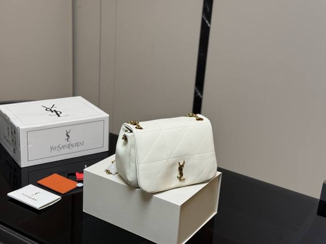 配折叠盒飞机盒 Size：20.14Cm 圣罗兰 Jamie链条包 高级感满满 整体造型是很Puffv的感觉 可以斜挎，腋下， 以及双肩流浪包背法 真的特别实用