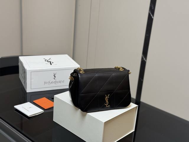 配折叠盒飞机盒 Size:20.14Cm 圣罗兰 Jamie链条包 高级感满满 整体造型是很Puffv的感觉 可以斜挎,腋下, 以及双肩流浪包背法 真的特别实用 配折叠盒飞机盒 Size:20.14Cm 圣罗兰 Jamie链条包 高级感满满 整体造型是很Puffv的感觉 可以斜挎,腋下, 以及双肩流浪包背法 真的特别实用