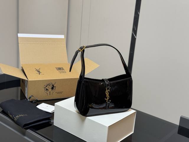 配折叠盒飞机盒 属于它的季节 尺寸:24×16×6Cm 圣罗兰腋下包 很好看啊啊啊 这款绝对是腋下包的鼻祖! 牛皮品质! 太Staly! 配折叠盒飞机盒 属于它的季节 尺寸:24×16×6Cm 圣罗兰腋下包 很好看啊啊啊 这款绝对是腋下包的鼻祖! 牛皮品质! 太Staly!