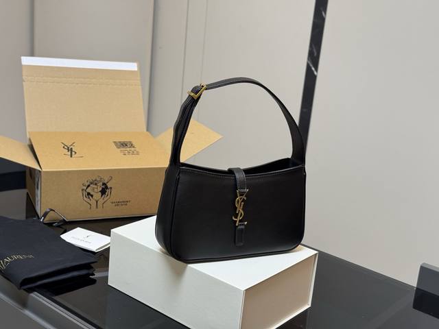 配折叠盒飞机盒 属于它的季节 尺寸:24×16×6Cm 圣罗兰腋下包 很好看啊啊啊 这款绝对是腋下包的鼻祖！ 牛皮品质！ 太Staly！