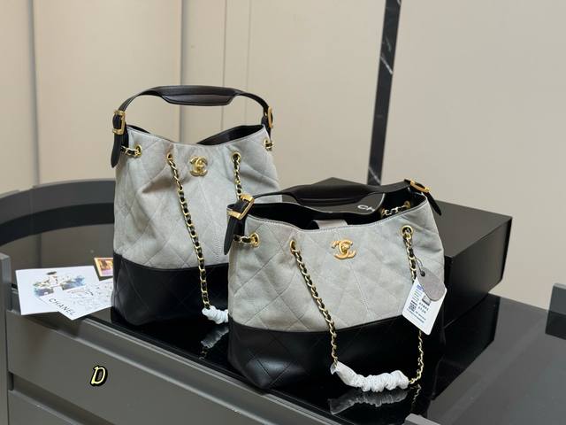 配折叠盒 香奈儿Chanel25A 竖版麂皮托特包 手工坊超耐看的麂皮托特包 美拉德色系也很百搭！手提腋下都可以 主打一个松弛感！灵感来自香奈儿女士的乌木漆面屏