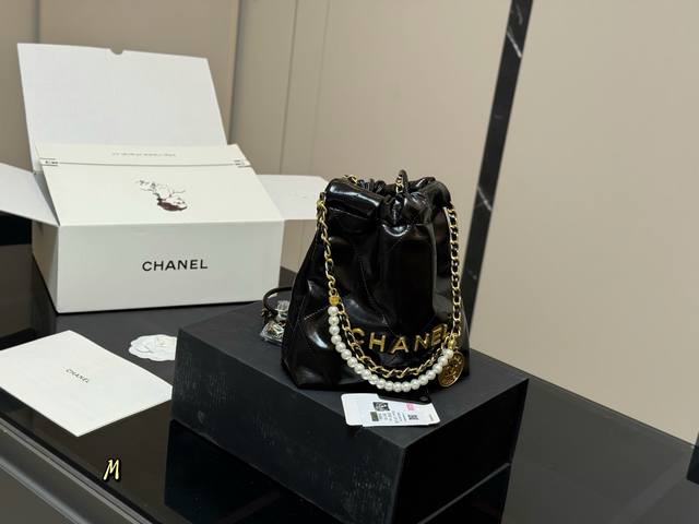 配折叠盒飞机盒 Size：20*20Cm 香奈儿 迷你22Bag 缩小版22Bag显得格外的俏皮可爱， 依旧是小牛皮材质， 柔软而轻盈！ 搜索 垃圾袋 Mini