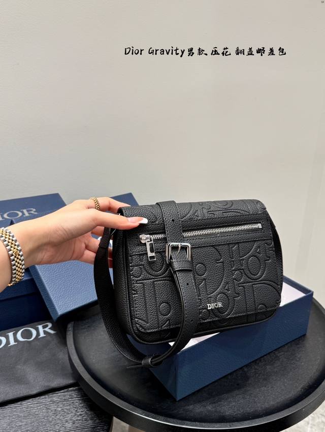 礼盒包装 迪奥Dior Gravity压花翻盖邮差包斜挎包男款单肩包 Gravity印花效果皮革采用压花工艺将经典图案精致地呈现于牛皮革之.上，正面饰以Dior