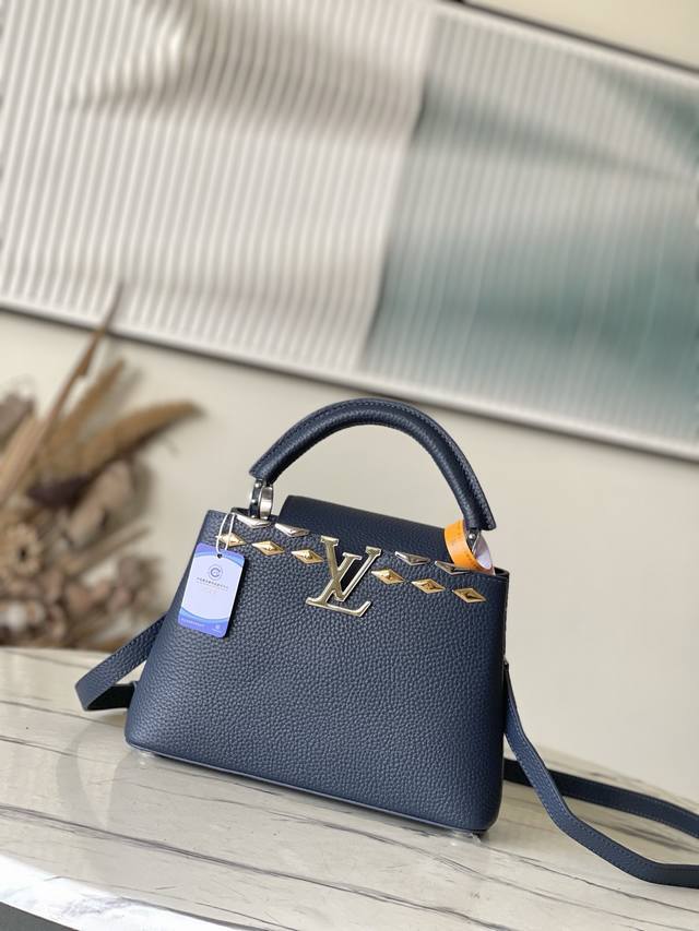 特级原厂皮 M12751 宝蓝小号 本款Capucines Bb手袋材Taurillon牛皮革,以混合金属菱形Malletage元素装饰上缘,展现经典设计的华美 特级原厂皮 M12751 宝蓝小号 本款Capucines Bb手袋材Taurillon牛皮革,以混合金属菱形Malletage元素装饰上缘,展现经典设计的华美