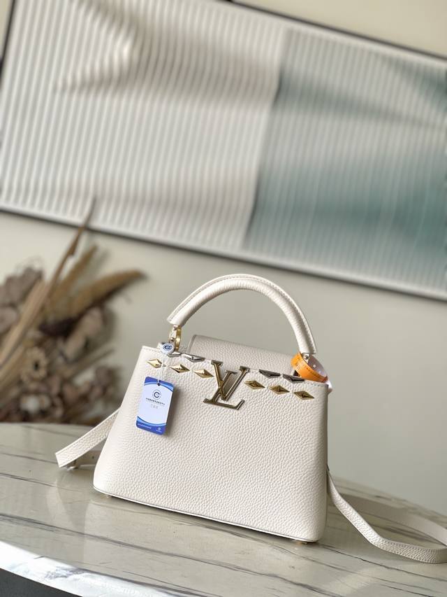 特级原厂皮 M11964 米白小号 本款Capucines Bb手袋材Taurillon牛皮革,以混合金属菱形Malletage元素装饰上缘,展现经典设计的华美 特级原厂皮 M11964 米白小号 本款Capucines Bb手袋材Taurillon牛皮革,以混合金属菱形Malletage元素装饰上缘,展现经典设计的华美