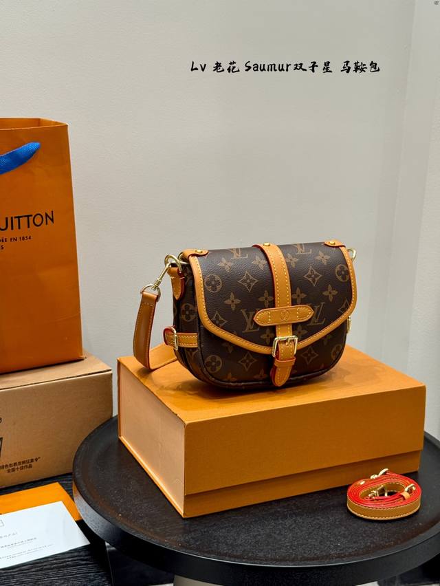 礼盒包装 Lv 老花双子星 Saumur Bb 说是缩小版的双子星，却也有马鞍包的身影 这种迷人的老花小可爱邮差包，见到可能都要认栽！因为太可爱啦！包包有手柄，