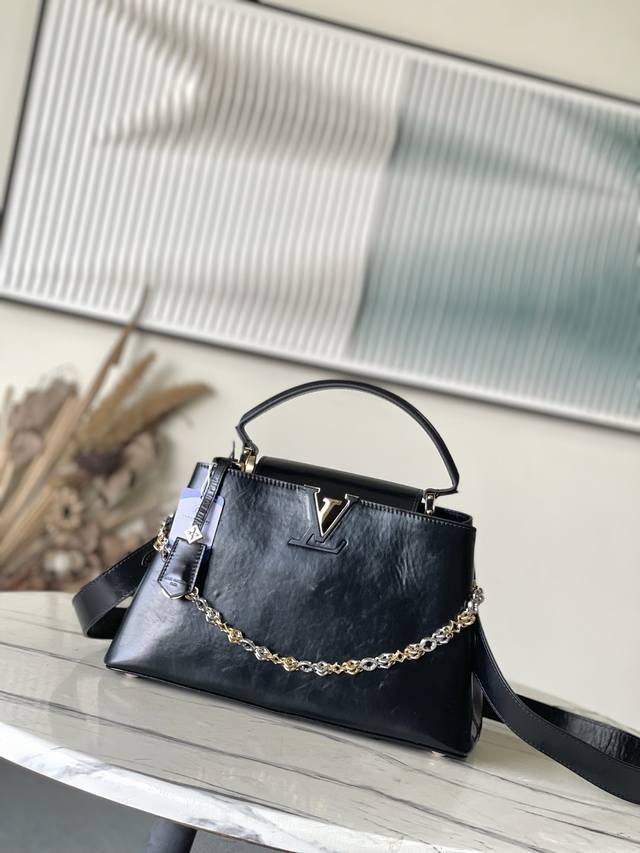 特级原厂皮 M12924 本款Capucines Souple中号手袋令亮泽牛皮革呈现褶皱效果,与耀目金属件碰撞视觉反差。精巧钥匙包延续标志性笔触,可拆卸花卉造 特级原厂皮 M12924 本款Capucines Souple中号手袋令亮泽牛皮革呈现褶皱效果,与耀目金属件碰撞视觉反差。精巧钥匙包延续标志性笔触,可拆卸花卉造