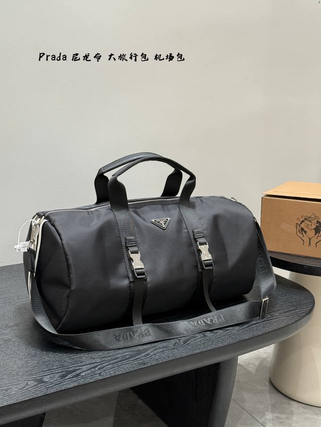 Prada尼龙防水布机场包旅行袋 旅游季 旅行必备单品 短期出差,旅行必备神器,无论设计还是容量都无可挑 剔,男女通用一包走天下 #旅行#旅行必备#。50*25 Prada尼龙防水布机场包旅行袋 旅游季 旅行必备单品 短期出差,旅行必备神器,无论设计还是容量都无可挑 剔,男女通用一包走天下 #旅行#旅行必备#。50*25