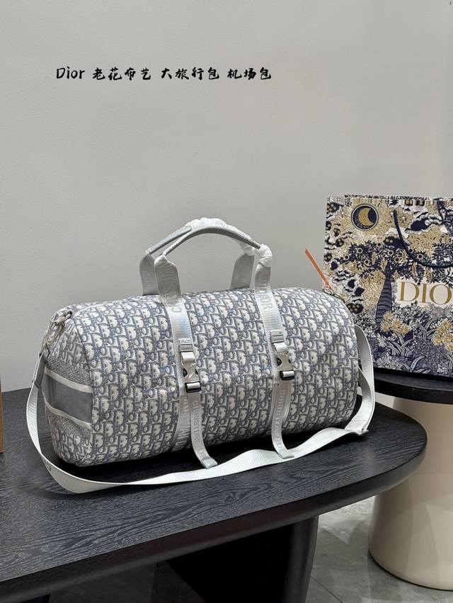 Dior迪奥 老花机场包旅行袋 旅游季 旅行必备单品 短期出差,旅行必备神器,无论设计还是容量都无可挑 剔,男女通用一包走天下 #旅行#旅行必备#。 50*25 Dior迪奥 老花机场包旅行袋 旅游季 旅行必备单品 短期出差,旅行必备神器,无论设计还是容量都无可挑 剔,男女通用一包走天下 #旅行#旅行必备#。 50*25