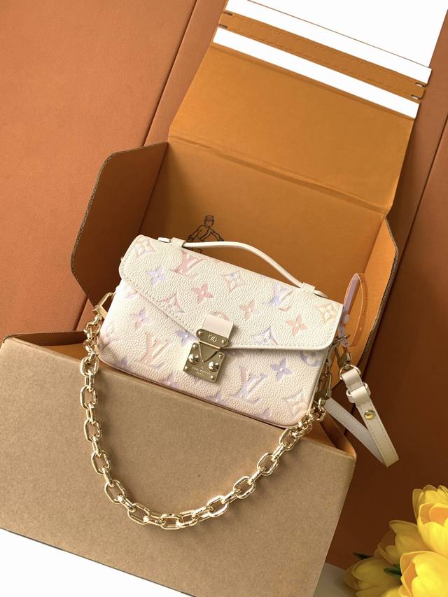 特级Mb163C芯片版原厂皮 Pochette MéTis East West 手袋 型号：M25682 材料：A级全钢五金，进口原厂面料 包装：全套原厂免税M