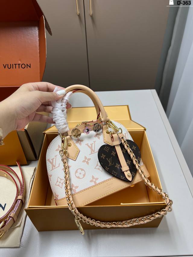 芯片版本 Lv 花贝壳包新出的贝壳包居然还送小挂件可以Diy的包包！太可爱啦！小巧又复古已经拎着溜达两天了~D-363尺寸20×15折叠盒飞机盒