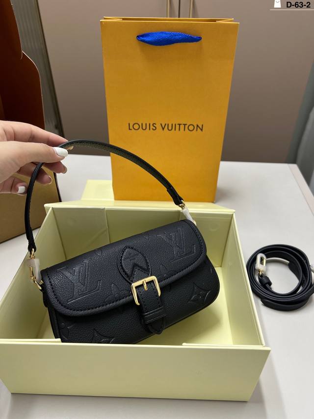 芯片版本 全钢五金 L家 迷你Diane Mini法棍手袋 法棍包是真好看 又好背！ 配置两条肩带 又甜又咸！ D-63A尺寸18×9折叠盒飞机盒