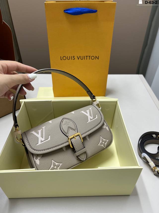 芯片版本 全钢五金 L家 迷你Diane Mini法棍手袋 法棍包是真好看 又好背！ 配置两条肩带 又甜又咸！ D-63A尺寸18×9折叠盒飞机盒