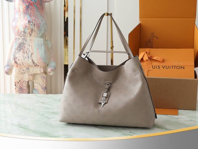 顶级原单 独家实拍 M13179黑色 M13180灰色 顶级原单 动态163 Mahina系列欢迎Boundless手袋 一款多功能的日常设计。它由House标