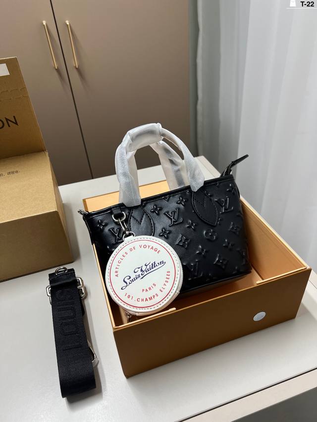 芯片版本 Lv黑武士二合一菜篮子托特包 高颜值 潮酷时尚女孩必入 适合日常 通勤 出街 T-22尺寸18×14折叠盒飞机盒 芯片版本 Lv黑武士二合一菜篮子托特包 高颜值 潮酷时尚女孩必入 适合日常 通勤 出街 T-22尺寸18×14折叠盒飞机盒