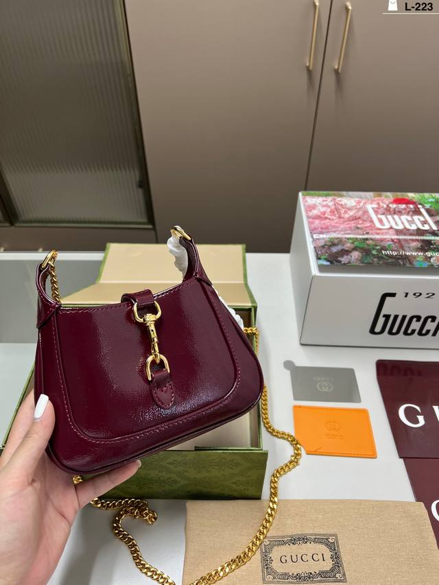 配镜子 Gucci古驰 Jackie Notte系列 漆皮 链条包 斜挎单肩包真的巨好看全新演绎的龙虾扣精美华丽的字母包链褶皱亮面的小牛皮 L-223尺寸19×