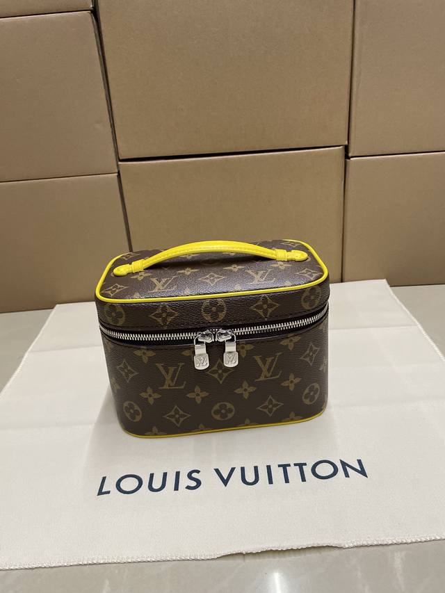 高品质 M12654化妆包 原厂皮 特级做工 芯片跳码 大货实拍 高品质 M12654化妆包 原厂皮 特级做工 芯片跳码 大货实拍