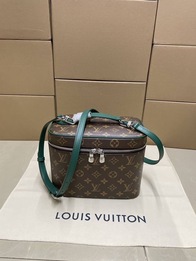 高品质 M12667 化妆包配有长肩带 特级做工 芯片跳码 大货实拍