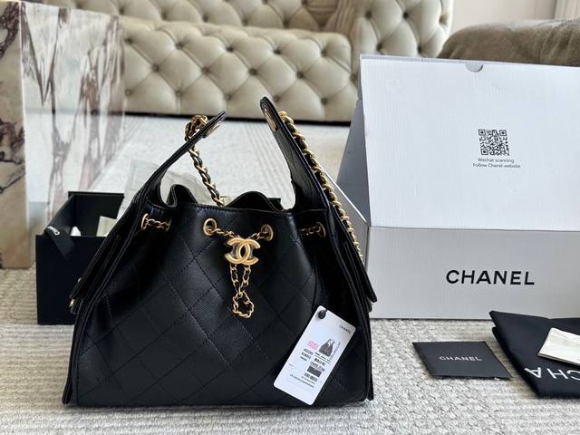 配盒 Chanel 25S Hobo小号真绝绝子 今年香香25S系列简直美爆... 这只Hobo是个小号尺寸个人觉得比较日常 鱼子酱的质感颗粒没这么重反而很细腻