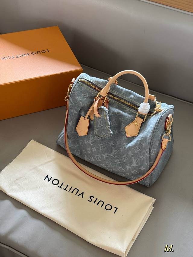 配盒 Size：30*21Cm 快來看看L家 Speedy30 枕头包 尺寸30公分日常、旅行都適合 这个尺寸太喜欢了 真好用！也太 Cool！ 这只灰牛仔复古