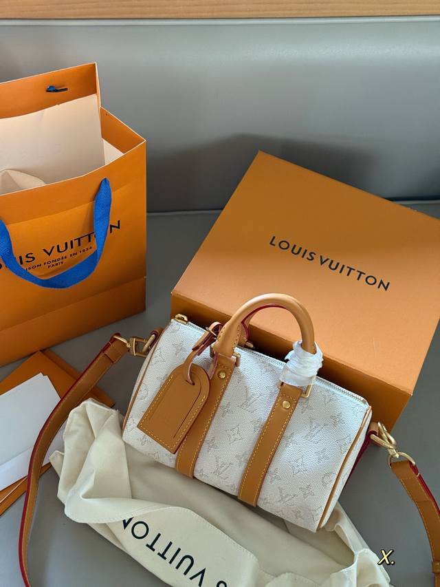 配盒子 尺寸：24*15Cm L家 Keepall 枕头包 真的是小可爱！ 贼适合的Keepall25 男盆友的战包