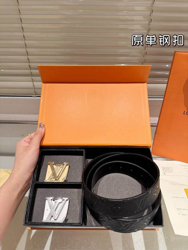 双头 钢扣 高版本!腰带 Lv牛皮皮带~热门款 男女通用皮带里面最火的版本啦~质量很好 全套包装!五金绝对不褪色 皮带头和专柜一样的哦~ 配礼盒手提袋发票 双头 钢扣 高版本!腰带 Lv牛皮皮带~热门款 男女通用皮带里面最火的版本啦~质量很好 全套包装!五金绝对不褪色 皮带头和专柜一样的哦~ 配礼盒手提袋发票