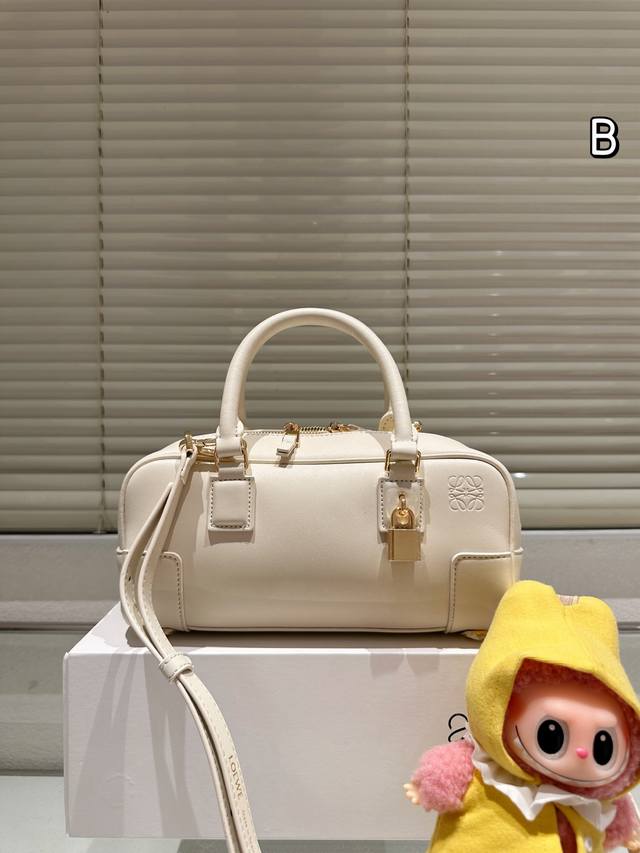 复刻版 配挂件 Loewe 手提包 Loewe最近又放大招哈 它的出现直接让各位宝们按耐不住了 延续经典的同时，又赋予了肩带新的背法触感舒适，非常轻柔，结合几何