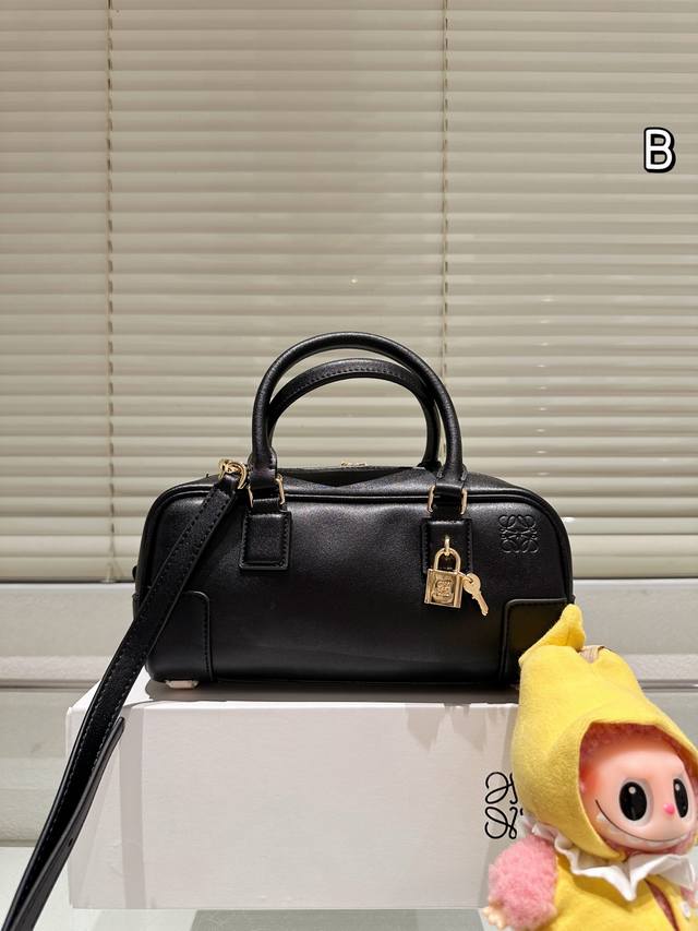 复刻版 配挂件 Loewe 手提包 Loewe最近又放大招哈 它的出现直接让各位宝们按耐不住了 延续经典的同时，又赋予了肩带新的背法触感舒适，非常轻柔，结合几何