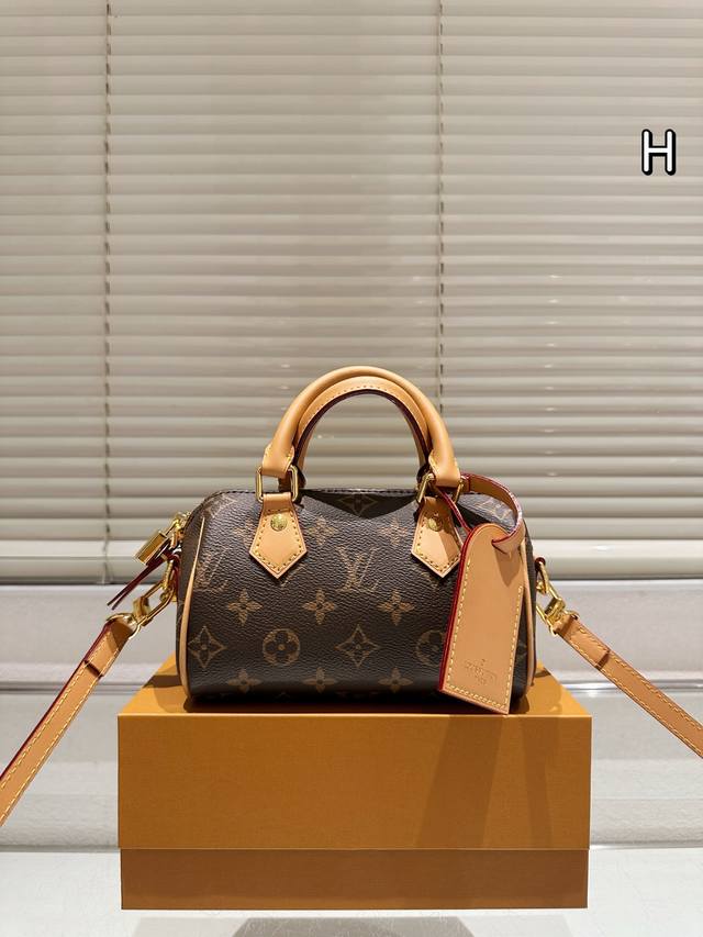 折叠礼盒 Lv枕头包 经典中的经典 小Nano 推荐 尺寸16Cm 折叠礼盒 Lv枕头包 经典中的经典 小Nano 推荐 尺寸16Cm